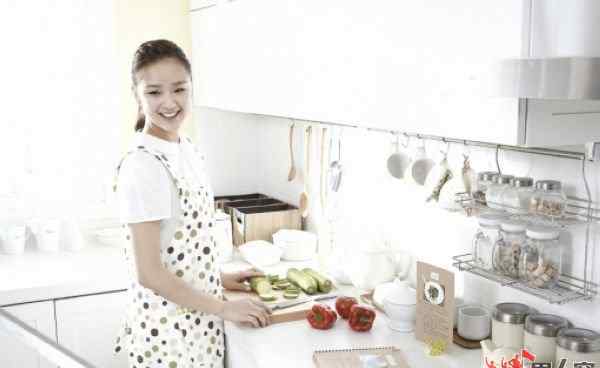 韩国厨娘 韩国艺术体操美少女孙妍在变身厨娘秀厨艺