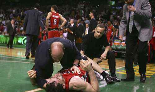 利文斯顿受伤视频 NBA5大惊悚受伤瞬间 利文断腿触目惊心
