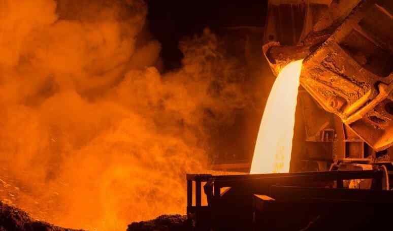 炼钢炉 工人掉进1700℃炼钢炉 瞬间被熔化太吓人了