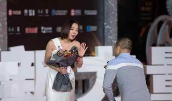 王俊凯尴尬被求婚 王珞丹红毯被求婚 求婚男竟是他！盘点曾遭遇这种事的明星，吴亦凡最尴尬