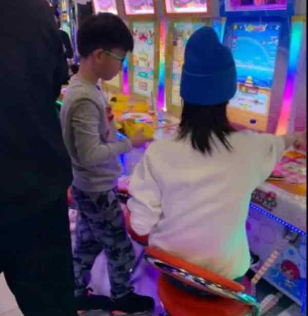 白百合陈羽凡儿子 陈羽凡现身公司满面笑容未受吸毒影响 白百合儿子其乐融融