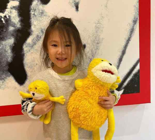 Alaia 陈冠希晒女儿近照 Alaia抱玩偶咧嘴笑超可爱