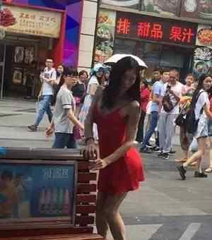 春熙路频现人妖 春熙路频现人妖 搔首弄姿任人摆拍