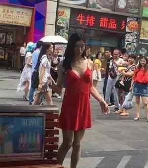 春熙路频现人妖 春熙路频现人妖 搔首弄姿任人摆拍