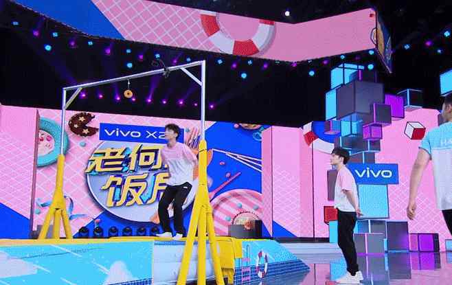《快乐大本营》真爱玩!趁易烊千玺跳起时拍他的腹部,身材曲线令