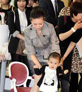 董洁儿子照片 董洁带儿子上真人秀节目 董洁母子生活照曝光