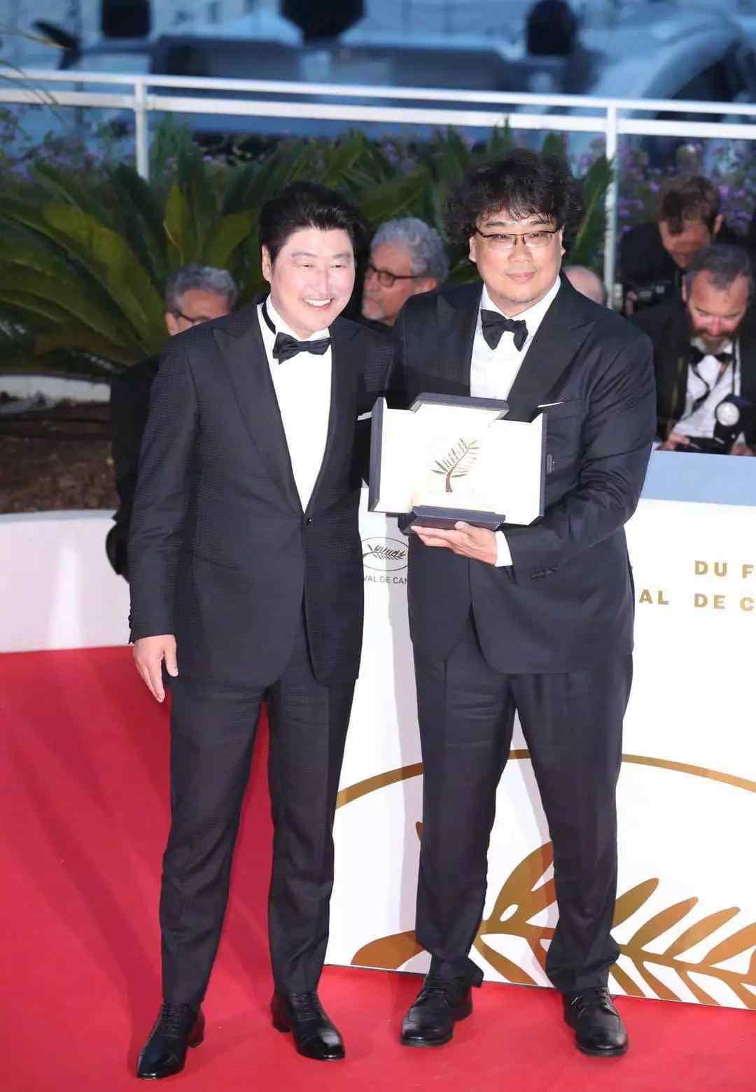 《寄生虫》电影导演奉俊昊和出演宋康昊展现金棕榈影城