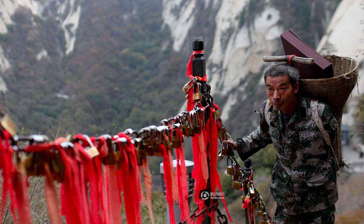 华山独臂挑夫 华山独臂挑夫何天武的感人故事！万丈悬崖上的人生！