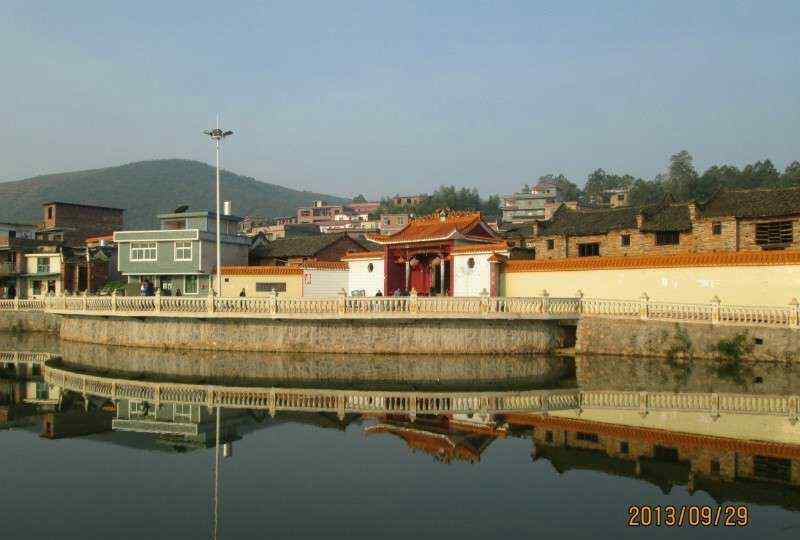 车水马龙的声音 没有城市的喧闹声，没有城市的车水马龙，乡村显得宁静干净，我可以听见鸟儿清脆的叫声，这就是生我的大元村