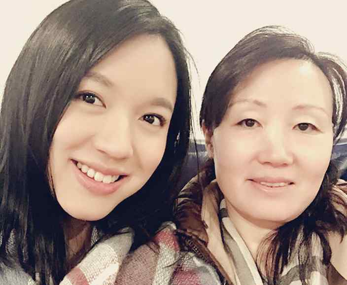 张梓琳怀孕 张梓琳与师妹合影 张梓琳怀孕身材仍如少女