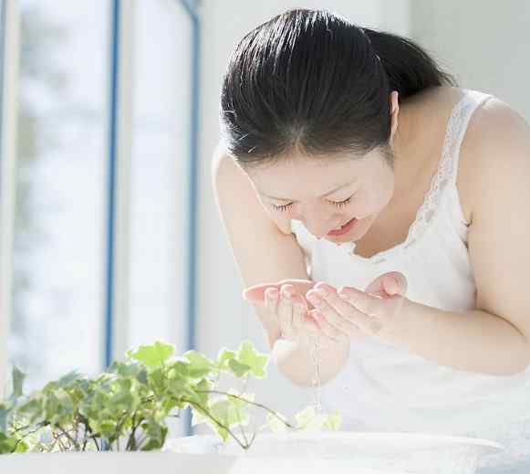 严寒的冬天,脸部越洗越干;讨厌的油亮,面色愈来愈不好看;清理