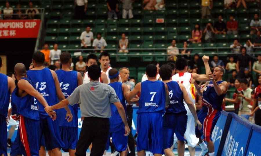 中国篮球打架 中国男篮打架阿联视频中国vs波多黎各打架易建联斗殴原因视频图片