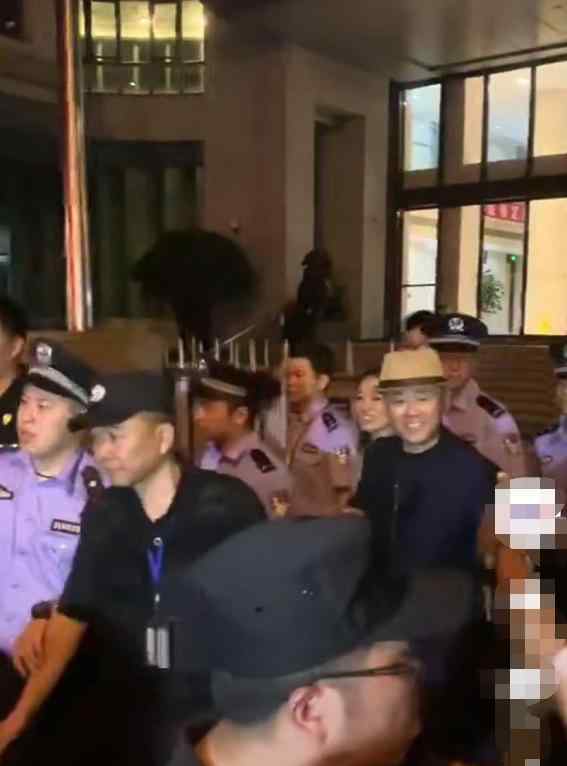 周立波怼唐爽 周立波怼唐爽 透露唐爽庭内表现还讽刺他像走红毯