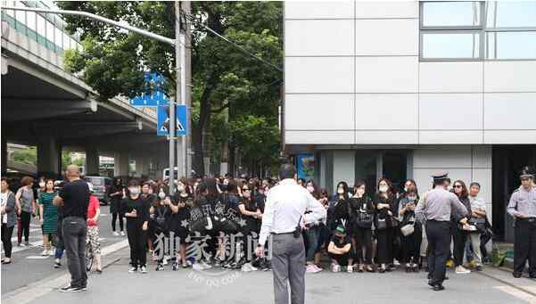 乔任梁追思会 乔任梁追思会粉丝通宵排队 人数过多大门关紧