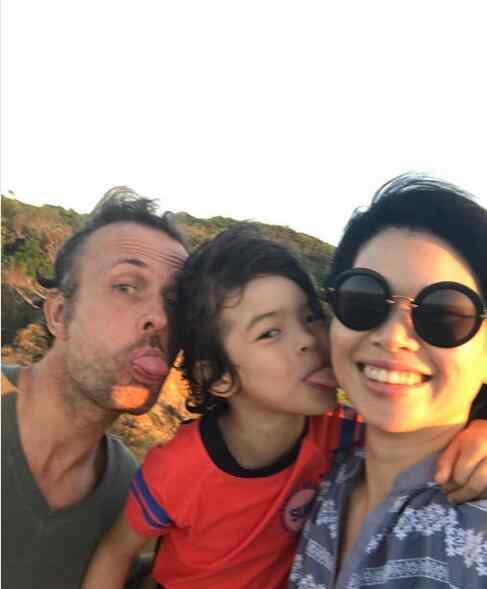 吕燕图片 初代超模吕燕混血儿子曝光 笑起来跟妈妈一样