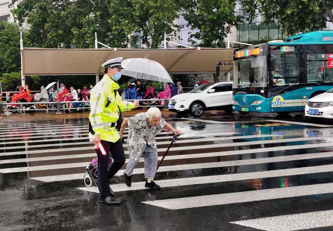 陈晨 文明交通守护者丨让青春在文明路口绽放光彩—陈晨