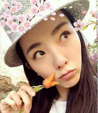 央视女主播卖萌 央视女主播晒萌照，嘟嘴卖萌犹如少女