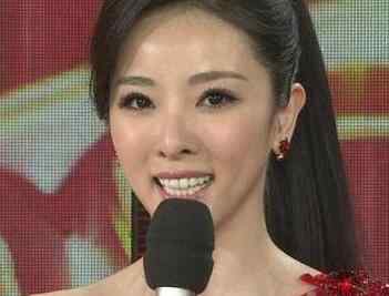 央视女主播卖萌 央视女主播晒萌照，嘟嘴卖萌犹如少女