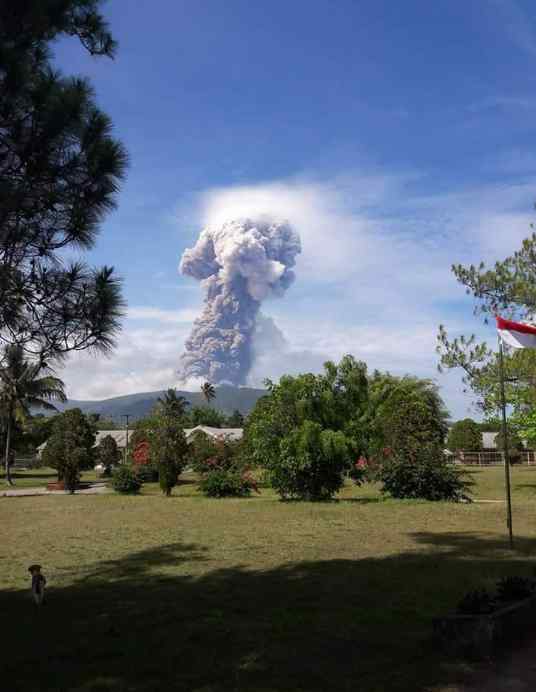 火山爆发图片 索普坦火山喷发现场最新图片曝光  火山喷发的原因是什么