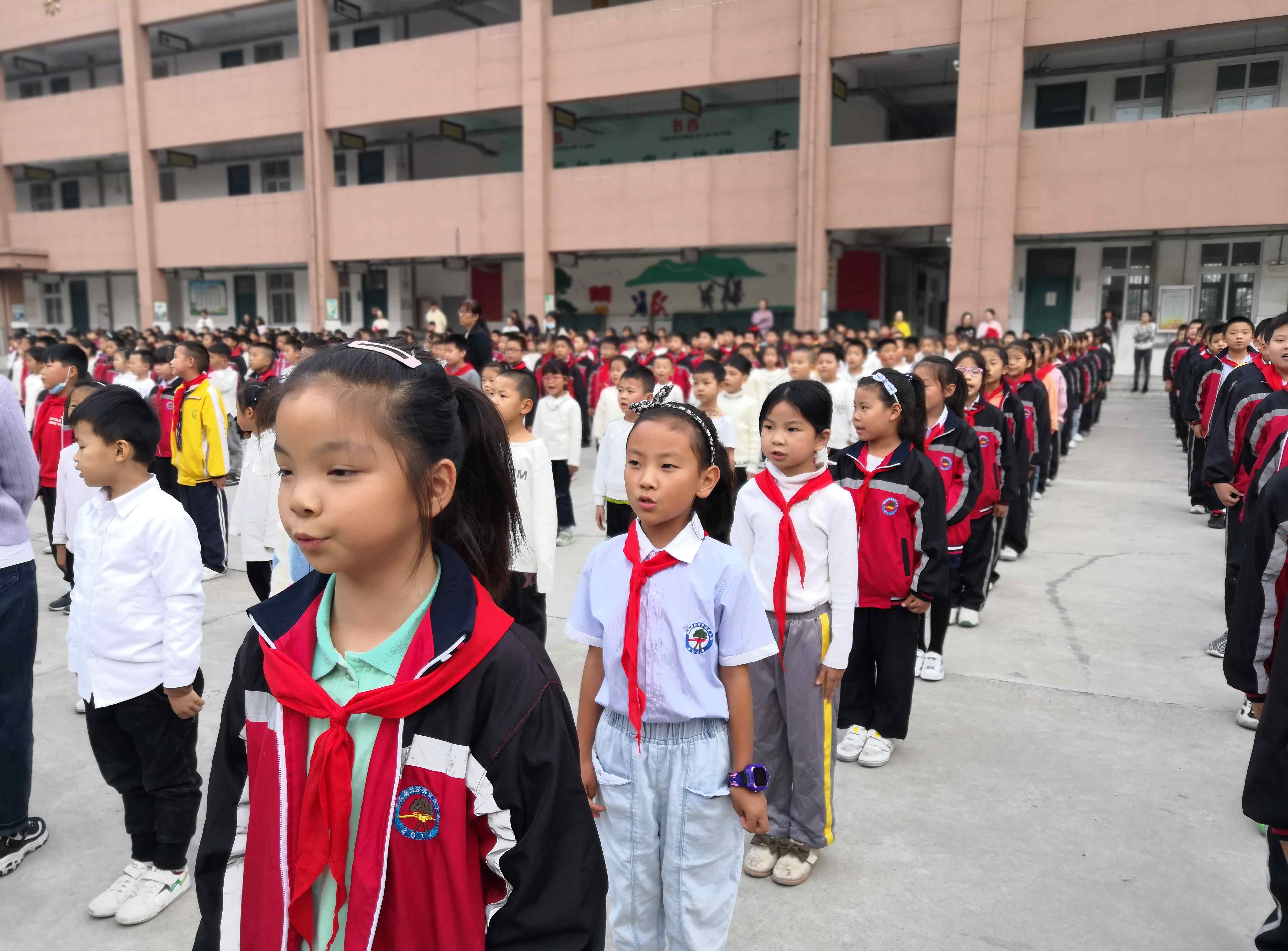 潘丽华 红领巾，我们的骄傲——经济开发区小学一年级新生入队仪式