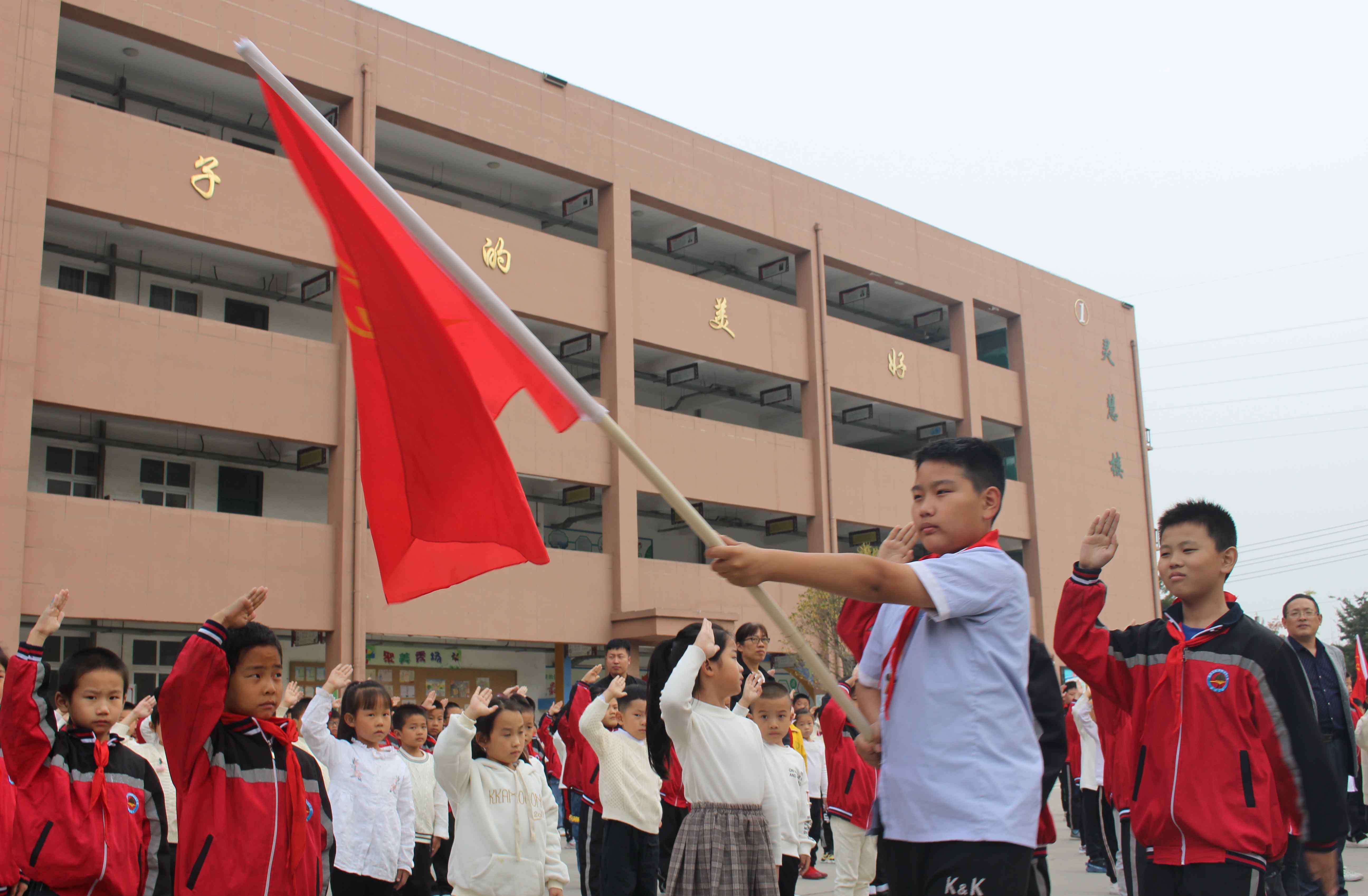 潘丽华 红领巾，我们的骄傲——经济开发区小学一年级新生入队仪式