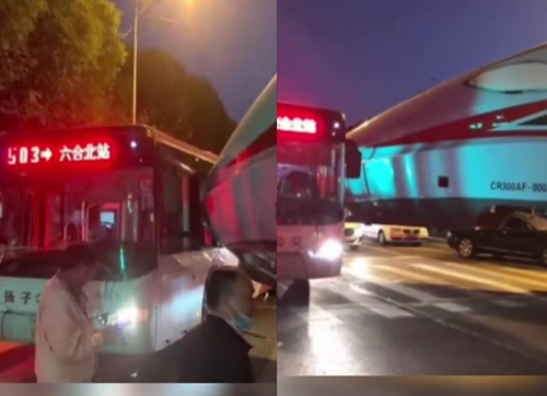 南京公交和转运中的复兴号撞了 事故怎么发生的呢