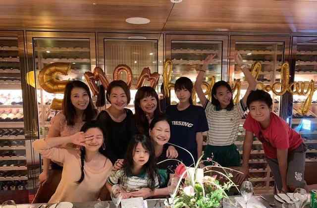 大小s的姐姐 大小S为妈妈庆生 大S扎麻花辫出镜俩姐妹喝到醉醺醺