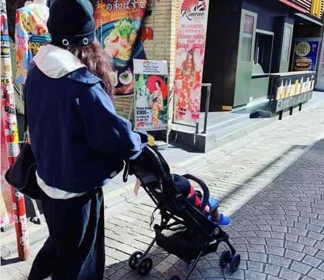 张柏芝儿子照片 张柏芝为三胎庆生 携宝宝旅游出行罕见晒小儿子近照