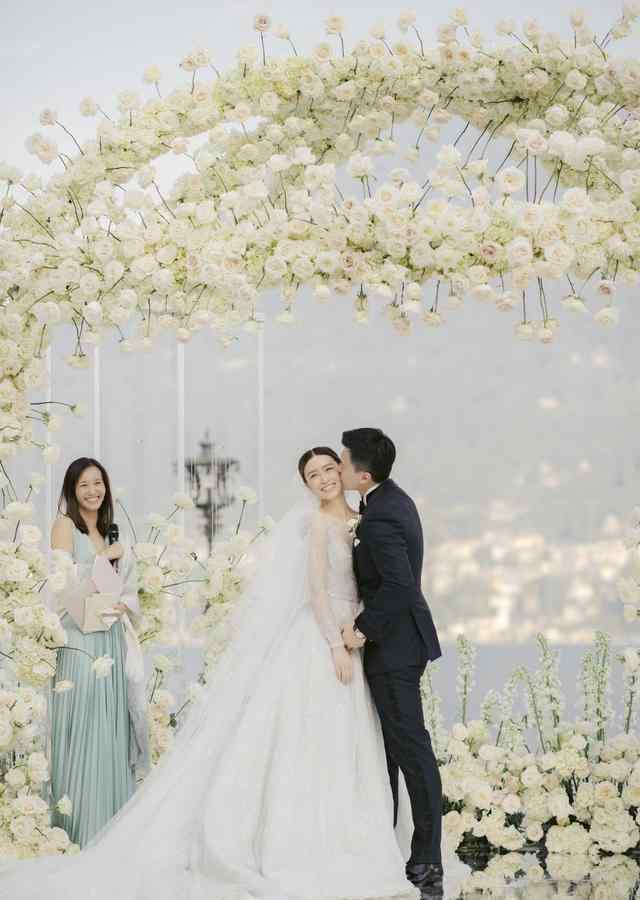 文咏珊结婚 文咏珊意大利婚礼 新人在夜幕烟花下相拥