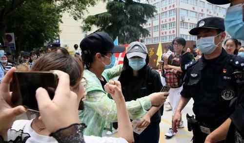 特警护送 张子枫高考考场外被围拍，多名特警护送张子枫离开考场