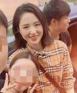 董璇八卦 董璇离婚后现身，与众人聊天笑脸盈盈状态超好