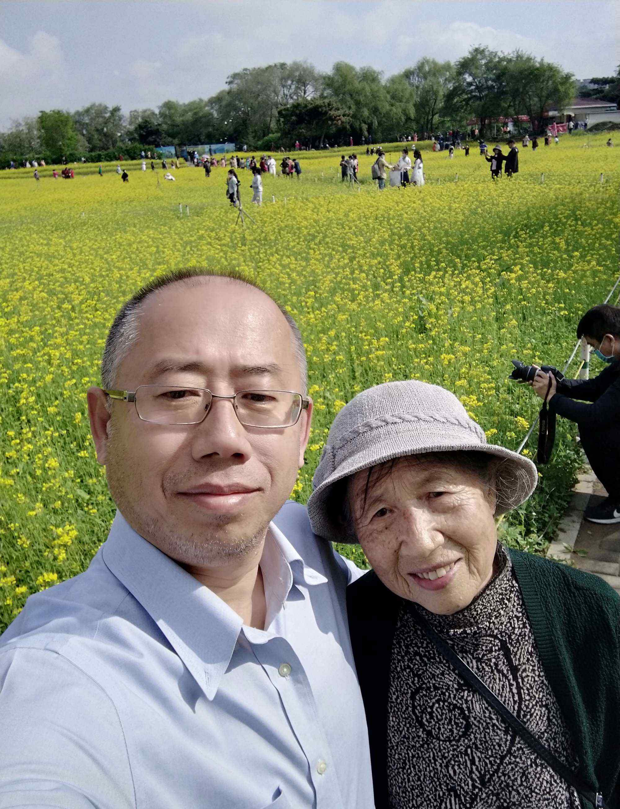 刘松岩 第大儿子刘松岩培84岁老娘去北陵公园观油菜花