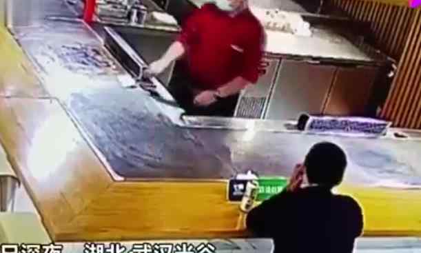 厨师为泪奔程序员煎100分爱心餐 画面令人感动