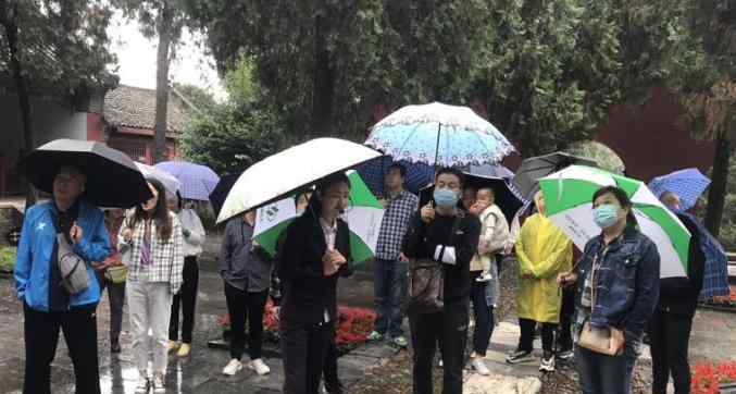 卧龙岗 【卧龙岗文化园】雨中别样美丽 游客络绎不绝