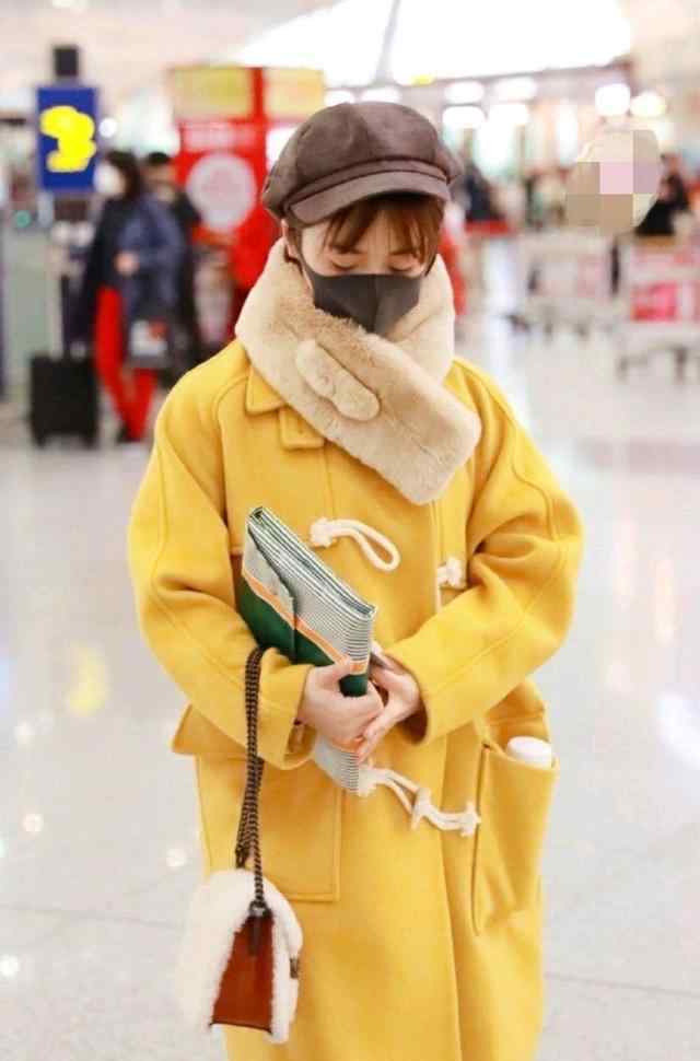 沈月机场造型 沈月机场造型 头上戴着一顶黑色的贝雷帽很是俏皮