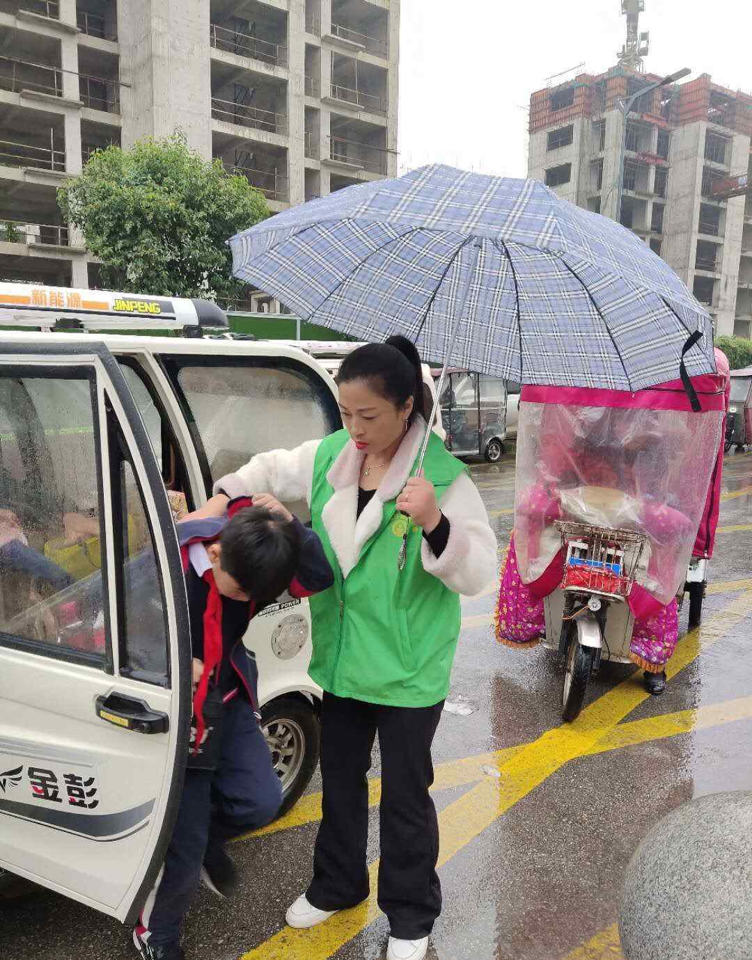 程亚丽 风雨中的铿锵玫瑰——文明交通青年志愿者服务队志愿服务记实