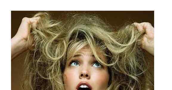 头发自然卷是什么原因 头发毛躁卷曲什么原因 头发毛躁是什么导致的