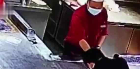 厨师为泪奔程序员煎100分爱心餐 画面令人感动