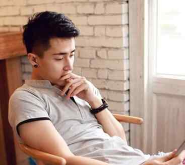 男生头发两边翘真丑 男生两边短头顶长发型大全 帅气极具潮感