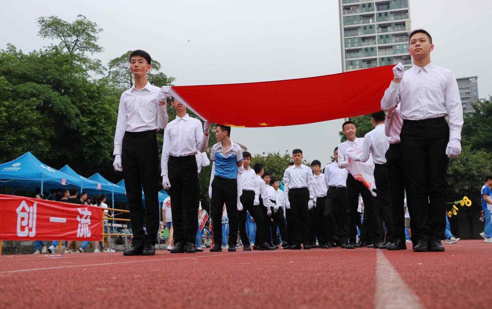 华英学校 华英学校运动会，20级11班精彩尽收眼底