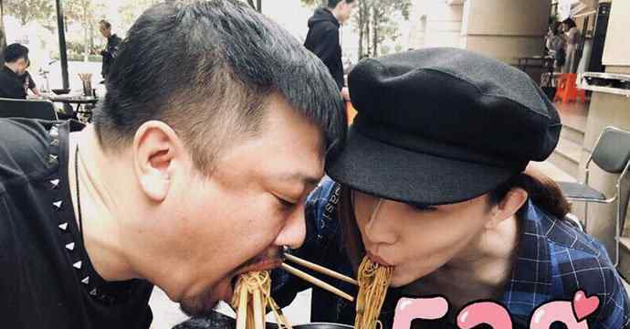 贾冰老婆照片 贾冰老婆是谁个人资料 微博上晒过与可爱女儿的合照