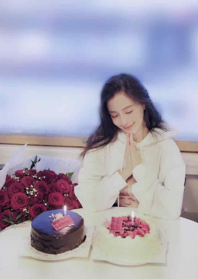 杨颖生日 angelababy生日美照仙气十足！手捧鲜花许下生日愿望 穿的服超应景