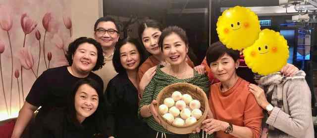 钟楚红图片 60岁钟楚红不服老 红生日宴照片保养秘诀太厉害60岁近照