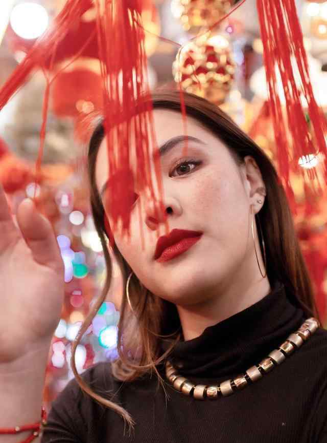 钟丽缇身材 钟丽缇20岁女儿晒自拍 白衬衣配短裙身材丰腴气质稍逊妈妈