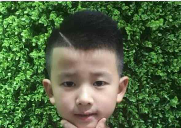 男士发型短发铲两边 最潮流男童两边铲短刻痕短发发型 打造酷帅小潮男气质
