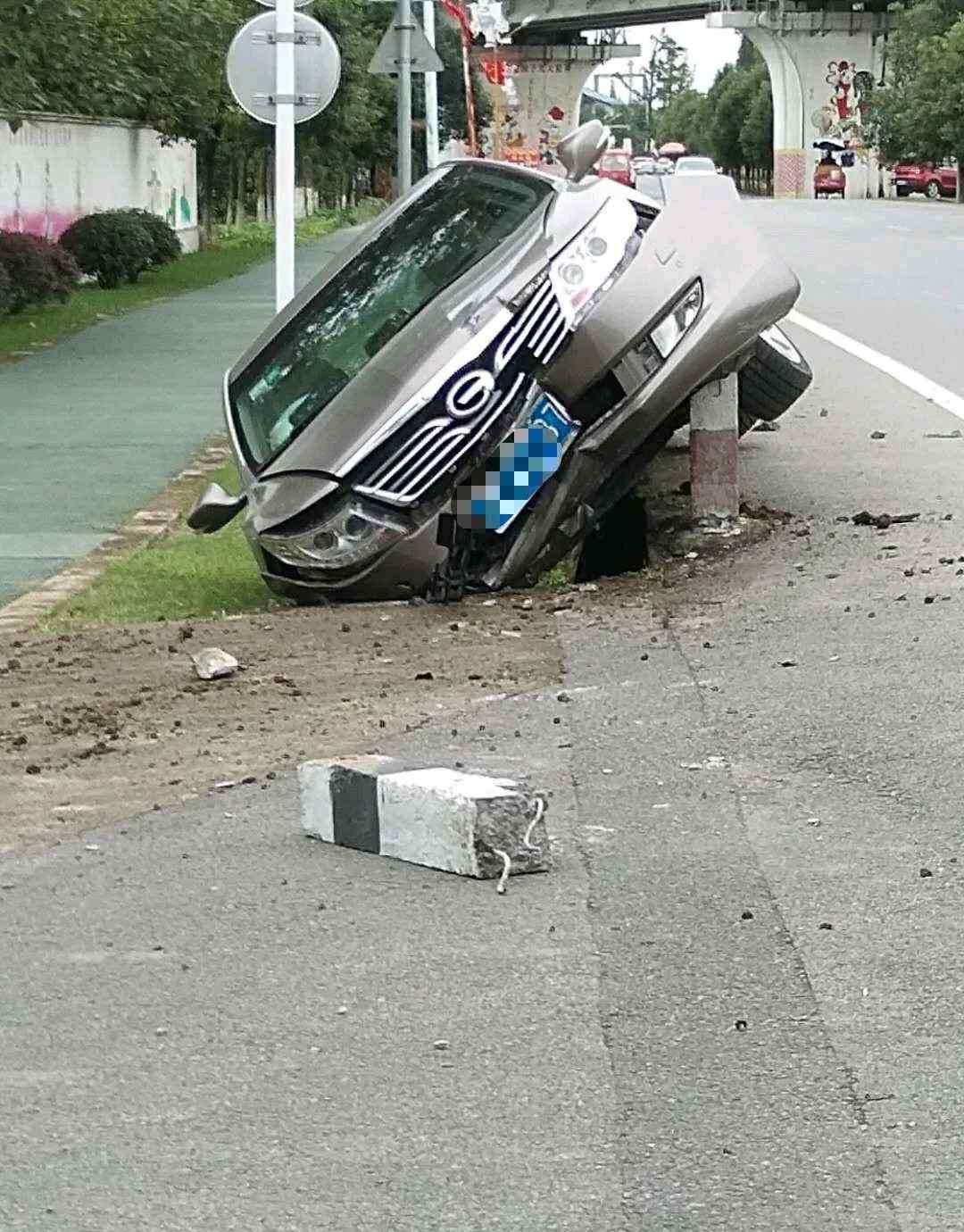 绵竹新闻 注意！绵竹年画村发生一起交通事故，一车头严重受损…