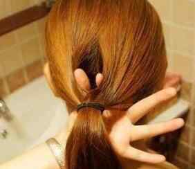 绑头发的简单方法 绑头发如何绑简单好看 自己绑头发的简单方法