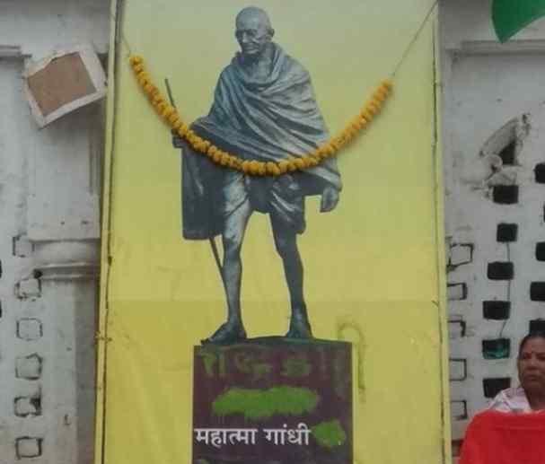甘地骨灰被盗 外媒：印度国父甘地骨灰被盗 照片上被写"叛徒"