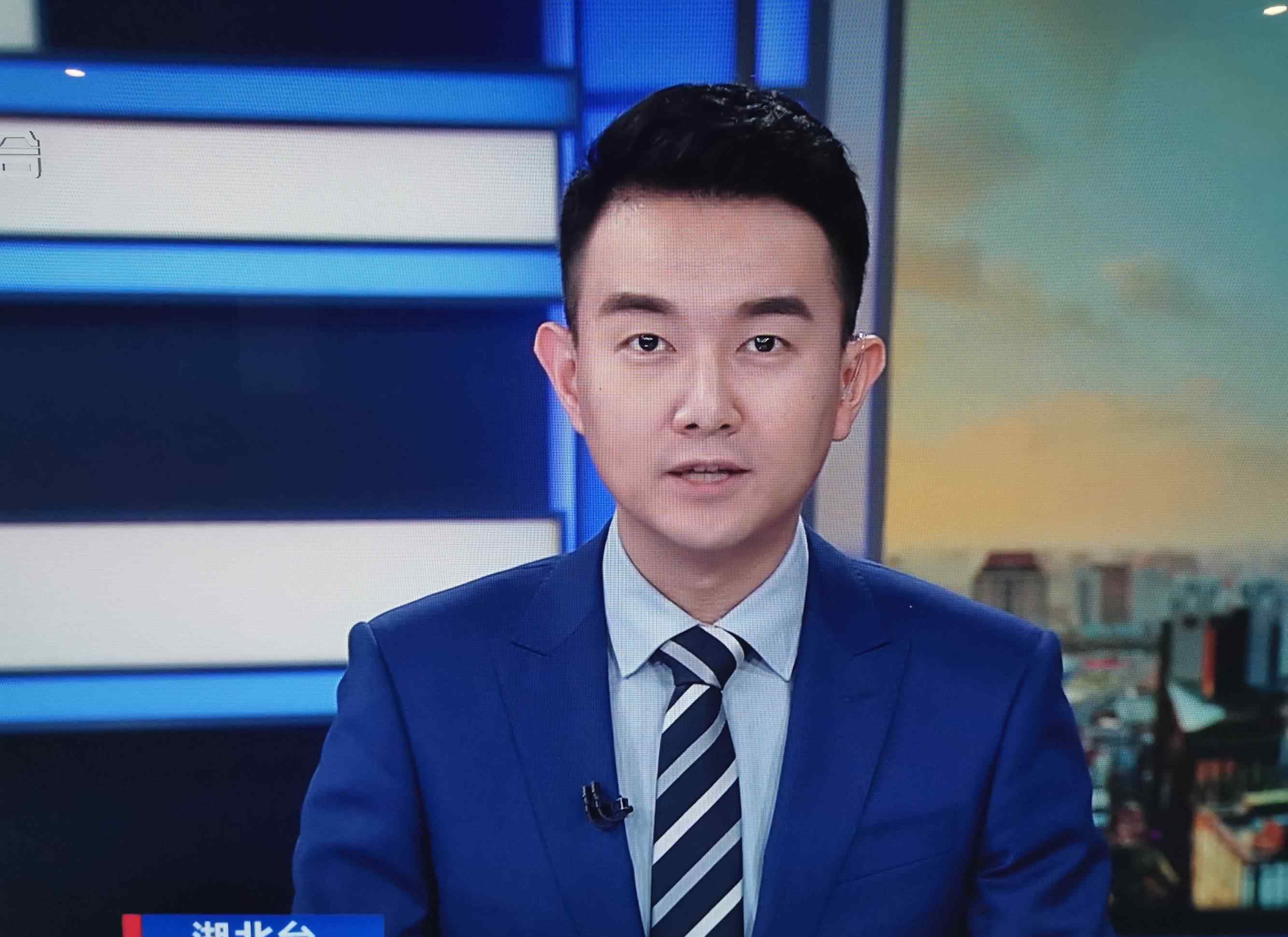 上海电视台男主持人 上海电视台新闻综合频道的男主播
