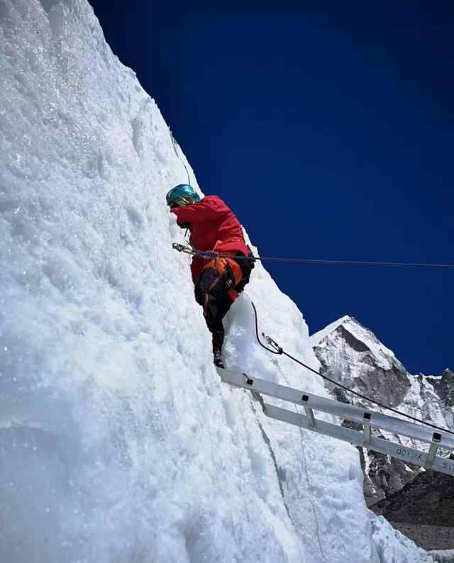 中国珠穆朗玛峰登顶第一人 攀登者原型夏伯渝：中国假肢登顶珠峰第一人
